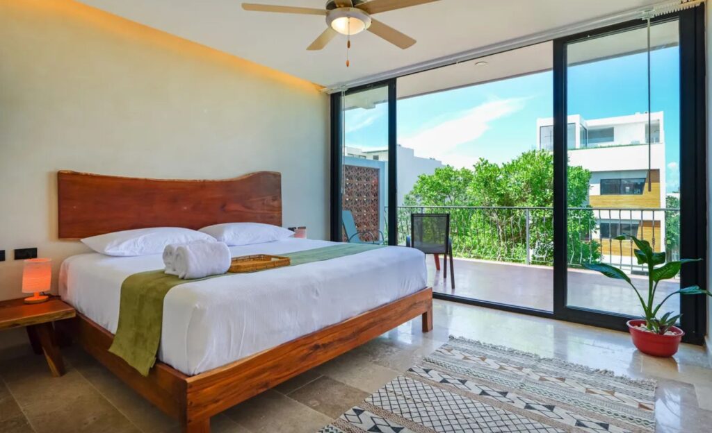 Habitación cómoda con ventanal y mucha luz
