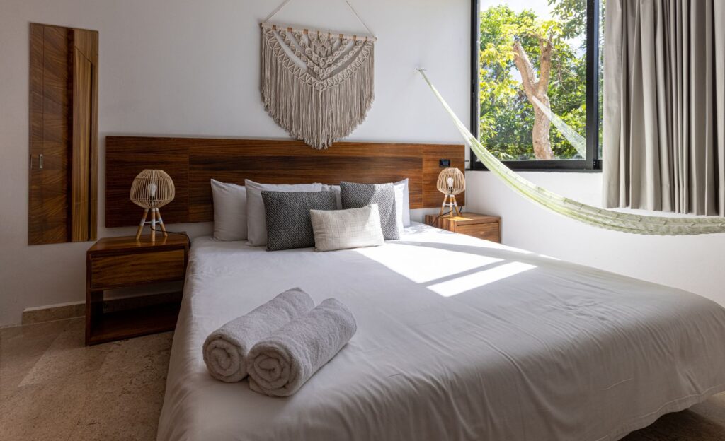 Hotel de Tulum con cama blanca y mucha luz. 