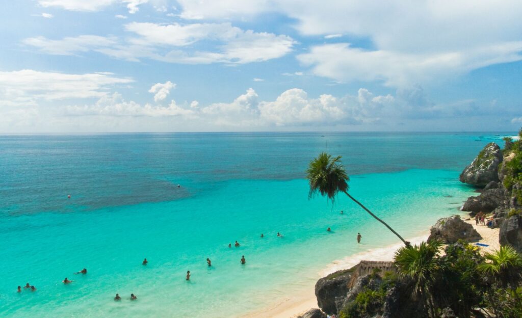 Si no sabes qué hacer en Tulum gratis, playa paraíso y sus aguas azul turquesa, es perfecta y gratuita