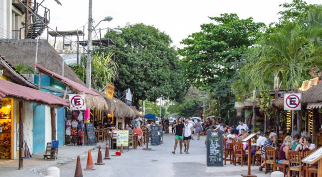 Personas caminando por el centro de Tulum