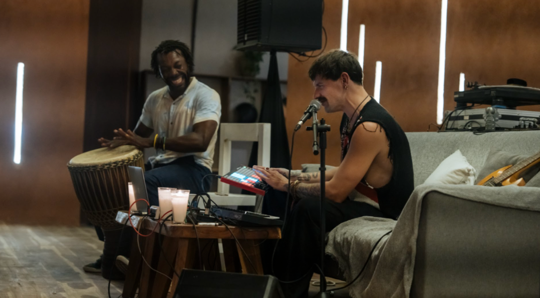 Dos hombres tocando afrofusión