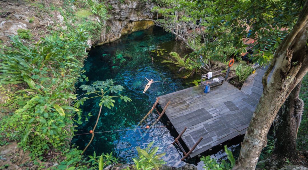 Personas nadando en el Gran Cenote de Tulum